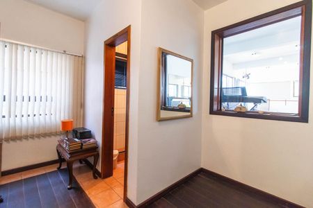 Casa à venda com 390m², 4 quartos e 2 vagasCorredor