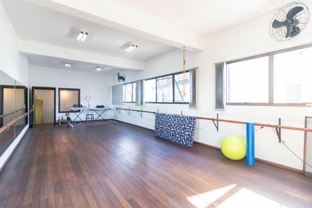 Casa à venda com 390m², 4 quartos e 2 vagasEstúdio