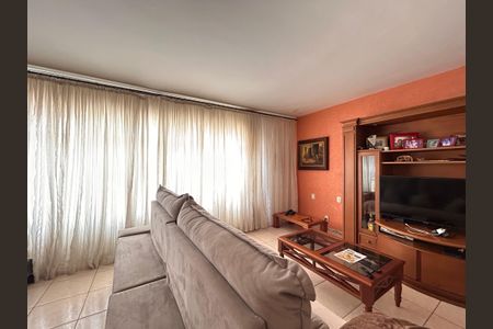 Casa à venda com 253m², 4 quartos e 5 vagas Casa à venda com 253m², 4 quartos e 5 vagasSala