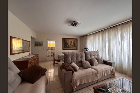 Casa à venda com 253m², 4 quartos e 5 vagas Casa à venda com 253m², 4 quartos e 5 vagasSala