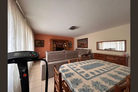 Casa à venda com 253m², 4 quartos e 5 vagas Casa à venda com 253m², 4 quartos e 5 vagasSala