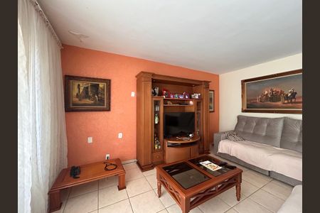 Casa à venda com 253m², 4 quartos e 5 vagas Casa à venda com 253m², 4 quartos e 5 vagasSala