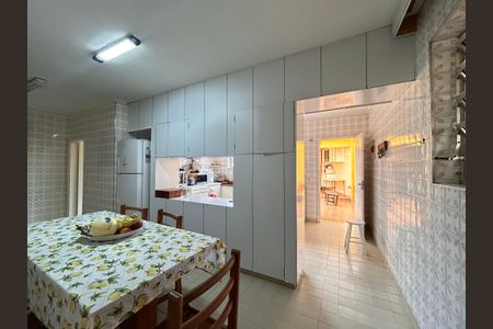 Casa à venda com 253m², 4 quartos e 5 vagas Casa à venda com 253m², 4 quartos e 5 vagasCopa