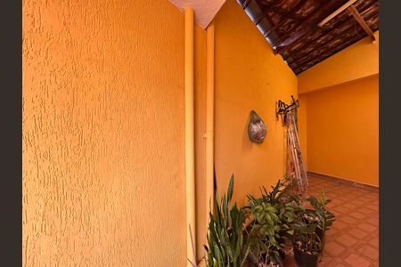 Casa à venda com 253m², 4 quartos e 5 vagas Casa à venda com 253m², 4 quartos e 5 vagasQuintal