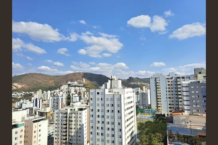 Apartamento à venda com 195m², 4 quartos e 3 vagas Apartamento à venda com 195m², 4 quartos e 3 vagasVista