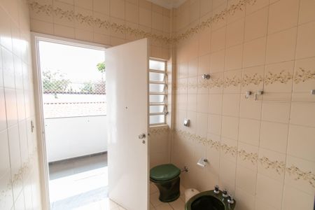 Casa à venda com 252m², 3 quartos e 4 vagasBanheiro de serviço 2