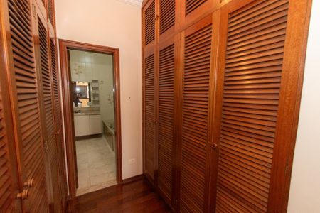 Casa à venda com 252m², 3 quartos e 4 vagasCloset da suíte