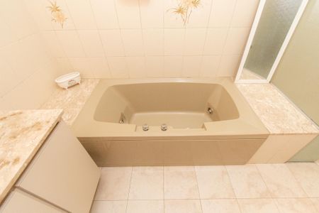 Casa à venda com 252m², 3 quartos e 4 vagasBanheiro da suíte