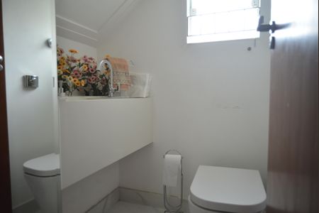 Casa à venda com 220m², 4 quartos e 4 vagasLavabo