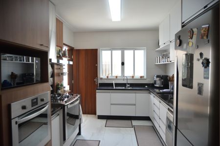 Casa à venda com 220m², 4 quartos e 4 vagasCozinha