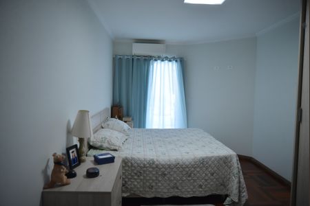 Casa à venda com 220m², 4 quartos e 4 vagasSuite