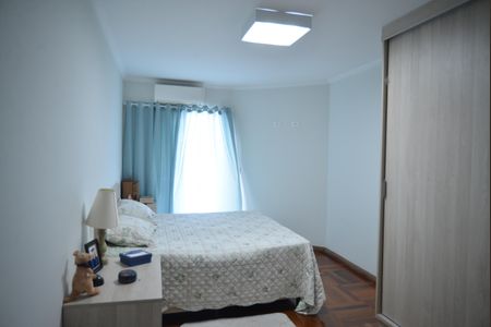 Casa à venda com 220m², 4 quartos e 4 vagasSuite