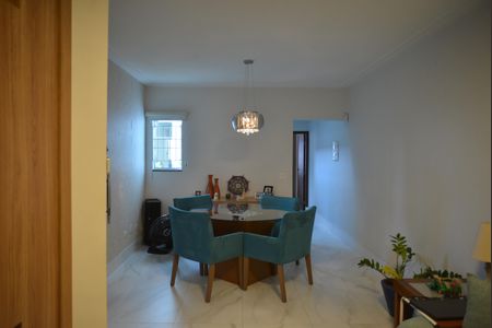 Casa à venda com 220m², 4 quartos e 4 vagasSala