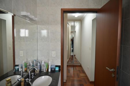 Casa à venda com 220m², 4 quartos e 4 vagasBanheiro da Suíte 1