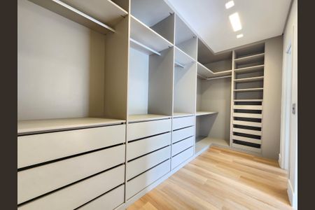 Casa de condomínio à venda com 372m², 4 quartos e 4 vagas Casa de condomínio à venda com 372m², 4 quartos e 4 vagasCloset da Suíte 1