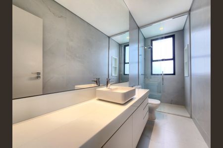 Casa de condomínio à venda com 372m², 4 quartos e 4 vagas Casa de condomínio à venda com 372m², 4 quartos e 4 vagasBanheiro da Suíte 3