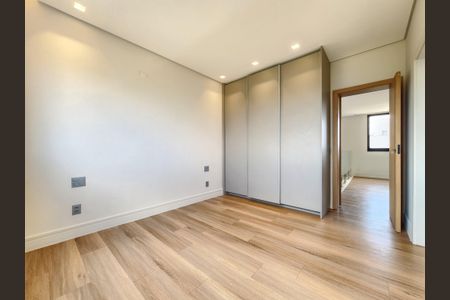 Casa de condomínio à venda com 372m², 4 quartos e 4 vagas Casa de condomínio à venda com 372m², 4 quartos e 4 vagasSuíte 2