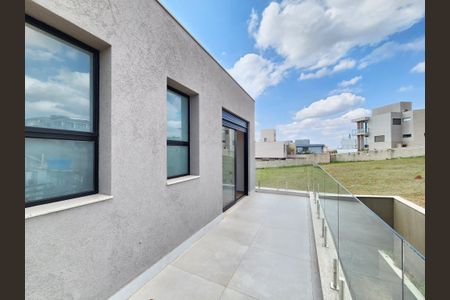 Casa de condomínio à venda com 372m², 4 quartos e 4 vagas Casa de condomínio à venda com 372m², 4 quartos e 4 vagasVaranda da Suíte 4