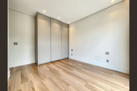 Casa de condomínio à venda com 372m², 4 quartos e 4 vagas Casa de condomínio à venda com 372m², 4 quartos e 4 vagasSuíte 4