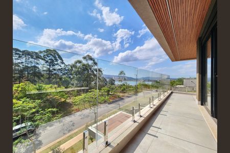 Casa de condomínio à venda com 372m², 4 quartos e 4 vagas Casa de condomínio à venda com 372m², 4 quartos e 4 vagasVaranda Suíte 1