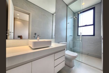 Casa de condomínio à venda com 372m², 4 quartos e 4 vagas Casa de condomínio à venda com 372m², 4 quartos e 4 vagasBanheiro da Suíte 2