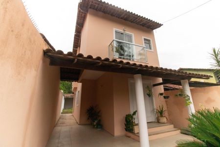 Casa à venda com 180m², 3 quartos e 2 vagas Casa à venda com 180m², 3 quartos e 2 vagasFachada