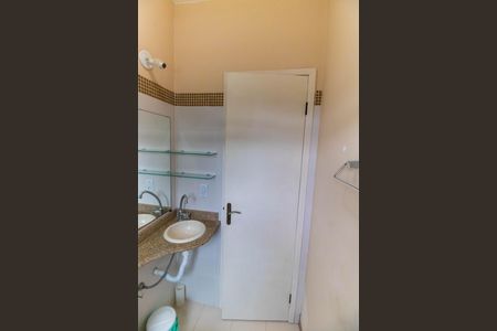 Casa à venda com 180m², 3 quartos e 2 vagas Casa à venda com 180m², 3 quartos e 2 vagasBanheiro Social