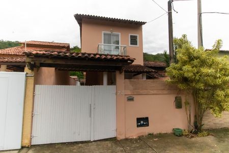Casa à venda com 180m², 3 quartos e 2 vagas Casa à venda com 180m², 3 quartos e 2 vagasFachada