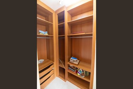 Casa à venda com 180m², 3 quartos e 2 vagas Casa à venda com 180m², 3 quartos e 2 vagasCloset da suíte