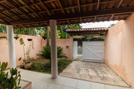 Casa à venda com 180m², 3 quartos e 2 vagas Casa à venda com 180m², 3 quartos e 2 vagasÁrea externa