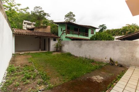 Casa à venda com 180m², 3 quartos e 2 vagas Casa à venda com 180m², 3 quartos e 2 vagasÁrea externa