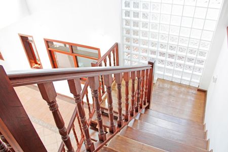 Casa de condomínio para alugar com 460m², 5 quartos e 6 vagasEscada