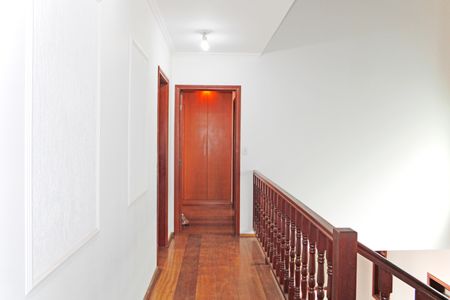 Casa de condomínio para alugar com 460m², 5 quartos e 6 vagasEscada