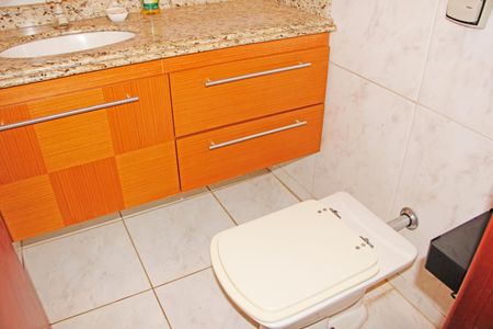 Casa de condomínio para alugar com 460m², 5 quartos e 6 vagasBanheiro da Suíte 1