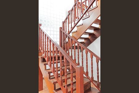 Casa de condomínio para alugar com 460m², 5 quartos e 6 vagasEscada