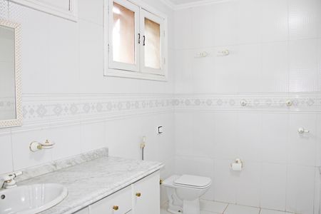 Casa de condomínio para alugar com 460m², 5 quartos e 6 vagasBanheiro