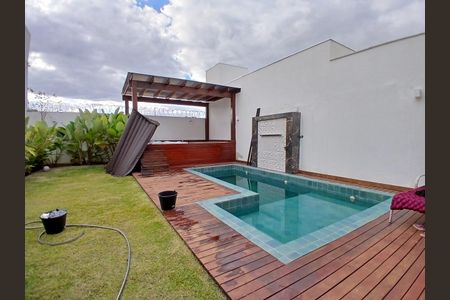 Casa à venda com 218m², 3 quartos e 3 vagasPiscina