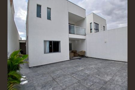 Quintal de casa à venda com 3 quartos, 218m² em Tropical, Contagem