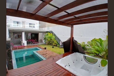 Casa à venda com 218m², 3 quartos e 3 vagasQuintal