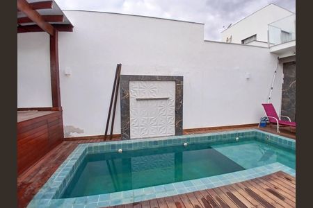 Casa à venda com 218m², 3 quartos e 3 vagasPiscina