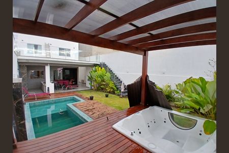 Casa à venda com 218m², 3 quartos e 3 vagasPiscina