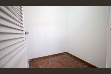 Apartamento à venda com 180m², 2 quartos e 2 vagas Apartamento à venda com 180m², 2 quartos e 2 vagasQuarto de Serviço