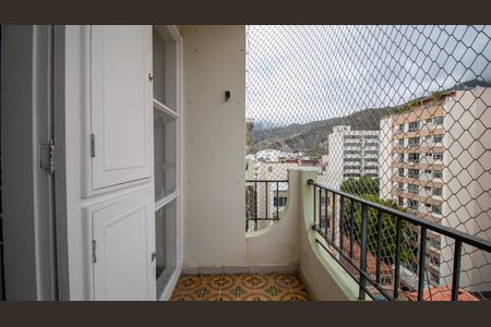 Apartamento à venda com 180m², 2 quartos e 2 vagas Apartamento à venda com 180m², 2 quartos e 2 vagasVaranda