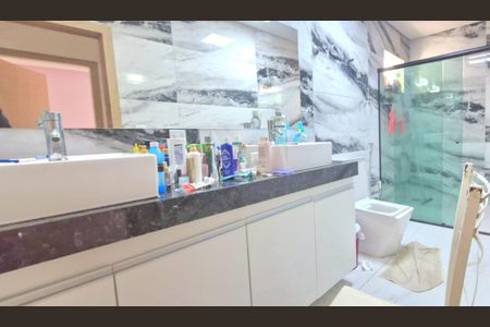 Casa de condomínio à venda com 210m², 3 quartos e 4 vagasBanheiro Suite 2