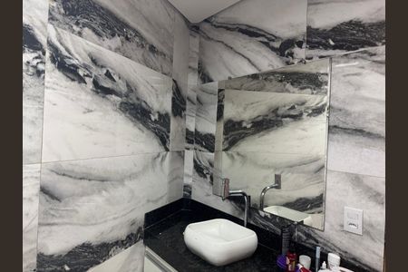 Casa de condomínio para alugar com 210m², 3 quartos e 4 vagasBanheiro