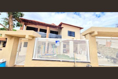 Casa de condomínio à venda com 210m², 3 quartos e 4 vagas Casa de condomínio à venda com 210m², 3 quartos e 4 vagasFachada