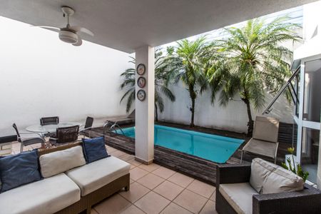 Casa de condomínio para alugar com 180m², 4 quartos e 2 vagasPiscina