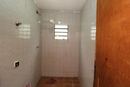 Banheiro de casa para alugar com 1 quarto, 70m² em Parque dos Bancarios, São Paulo