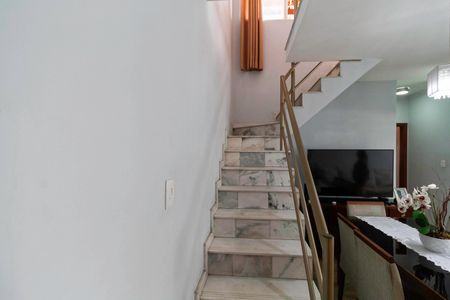 Apartamento à venda com 140m², 4 quartos e 2 vagas Apartamento à venda com 140m², 4 quartos e 2 vagasEscada