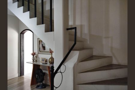 Casa à venda com 120m², 4 quartos e 2 vagasEscada